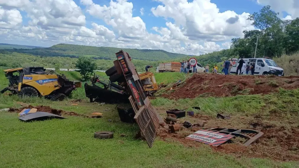 Caminhão-prancha e colheitadeira às margens de rodovia após acidente (Foto: Nioaque News)