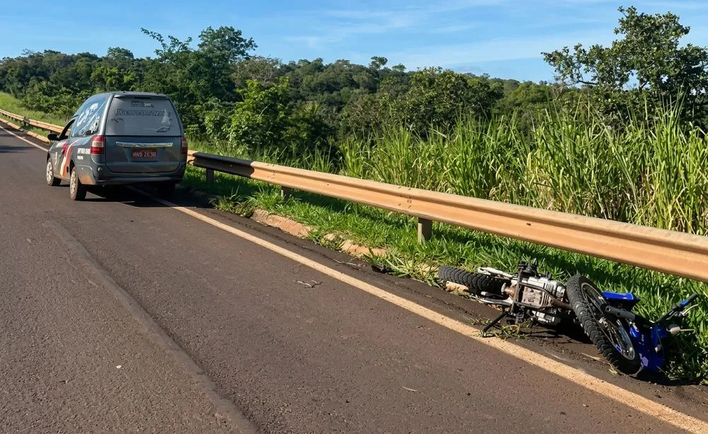 Moto destruída e carro da funerária no local do acidente. (Foto: Jardim MS News)
