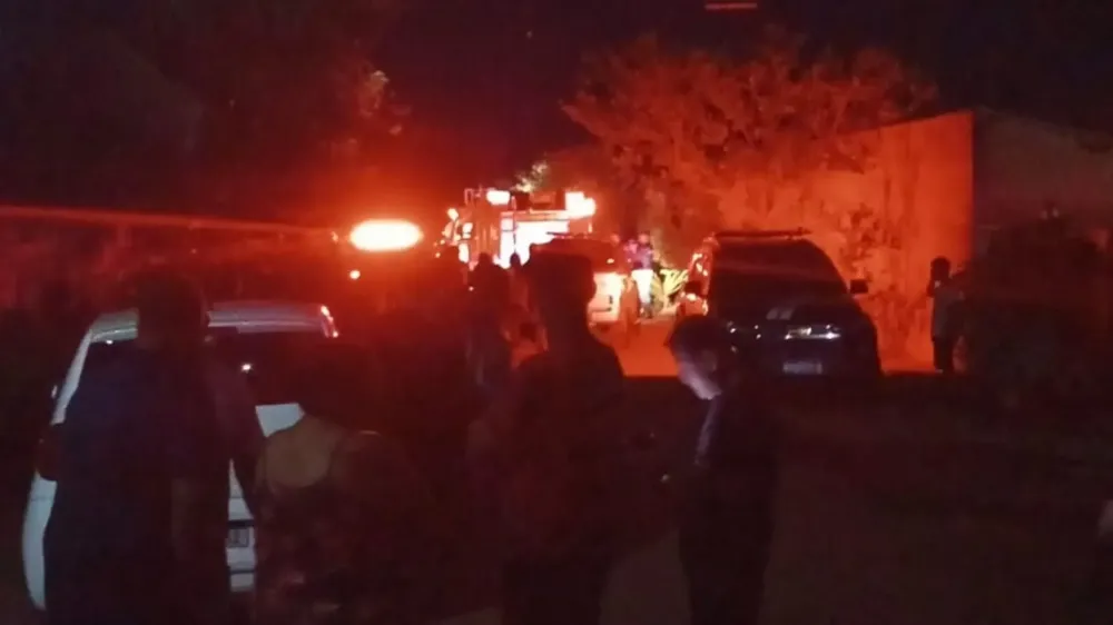 Viatura dos bombeiros e da polícia no local