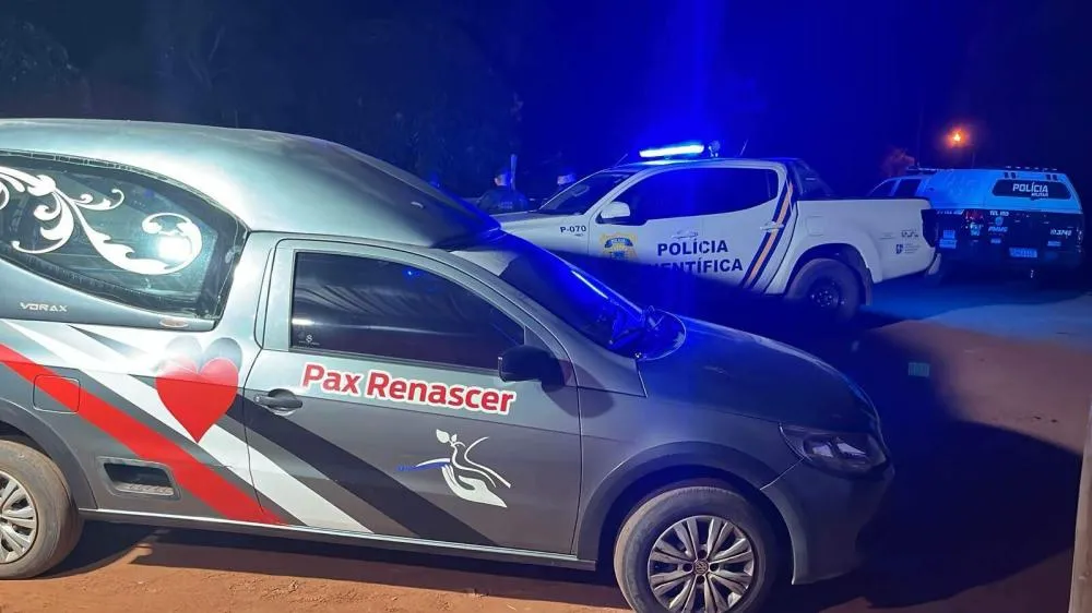 Pax e perícia no local onde o crime aconteceu (Foto: Nioaque News) 