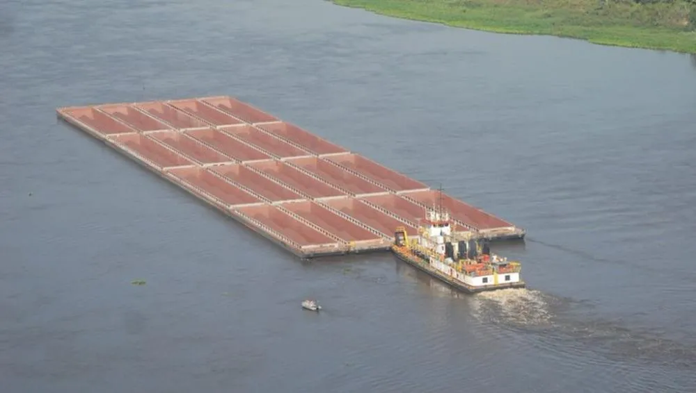 Comboio de barcaças rebocado por um empurrador navegando pela Hidrovia Paraguai-Paraná (Foto: Ministério Portos e Aeroportos)
