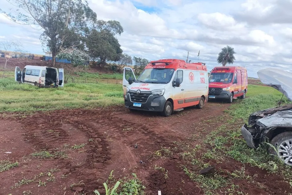 Ambulâncias do Samu e do Corpo de Bombeiros fizeram a retirada das vítimas do local. (Foto: Reprodução/Prefeitura de Bela Vista)