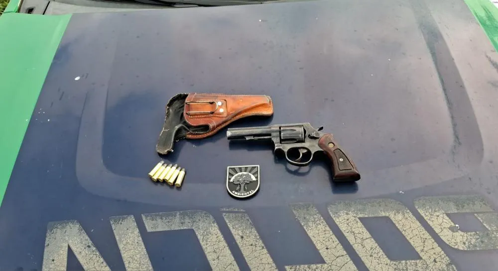 Polícia Ambiental encontra revólver municiado durante abordagem em Porto Murtinho