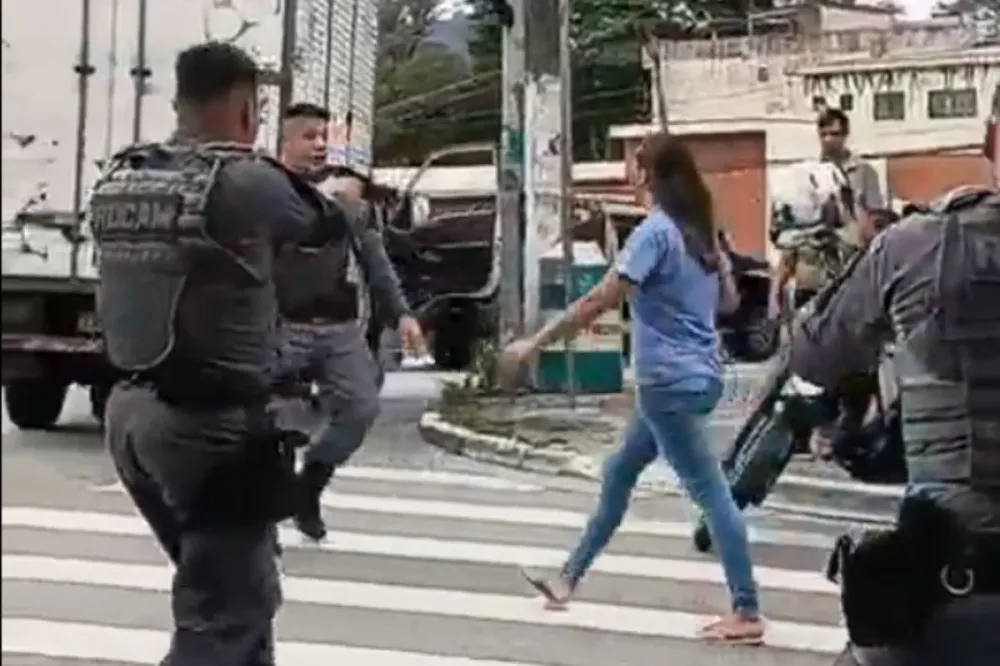 Mulher avança contra PMs em possível surto. (Foto: Redes Sociais/Reprodução)