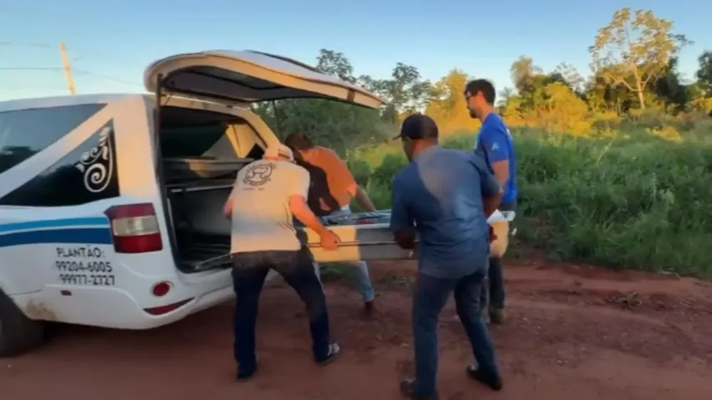 Corpo de Darlei foi encaminhado à perícia criminal. (Foto: Reprodução/Jardim MS News)