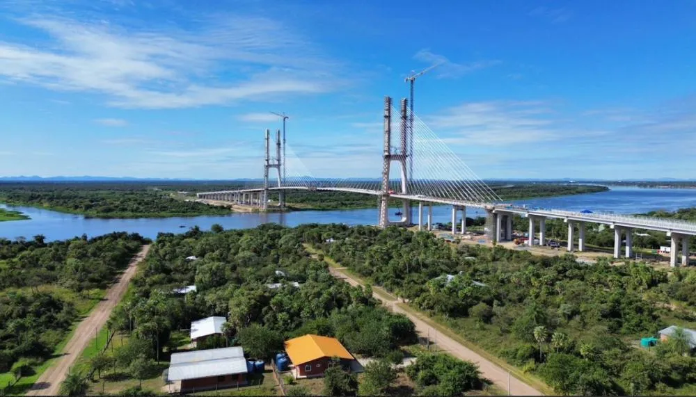 Ponte da Rota Bioceânica, entre Porto Murtinho (MS) e Carmelo Peralta (Paraguai), passa por ajustes estruturais e serviços de acabamento após a união dos dois lados, em julho deste ano (Foto: MPOC/Diulgação) 