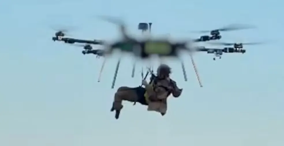 Militar ucraniano ferido é salvo por drone. (Foto: Reprodução)