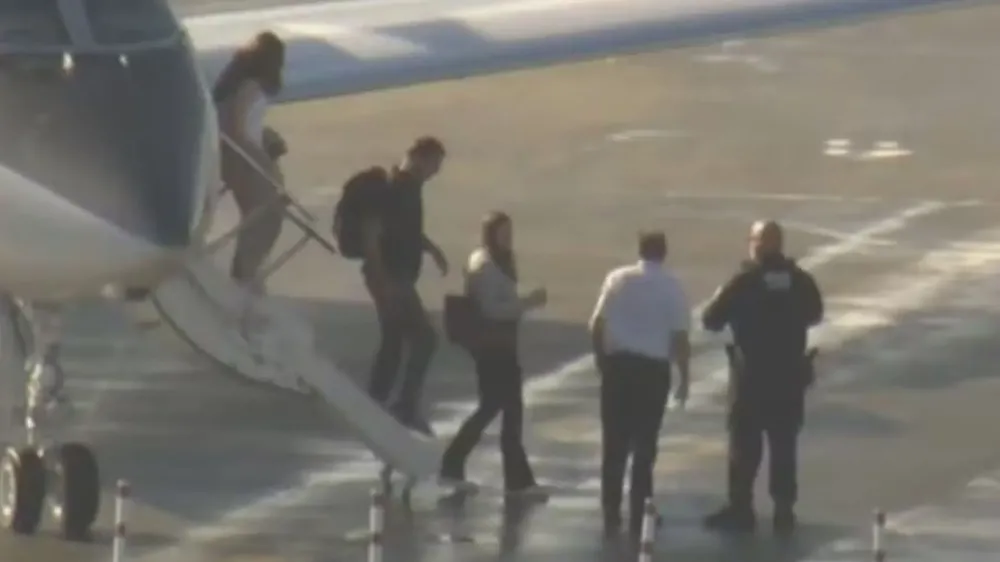 Avião com Flávio Bolsonaro e família pousa em Miami nos Estados Unidos