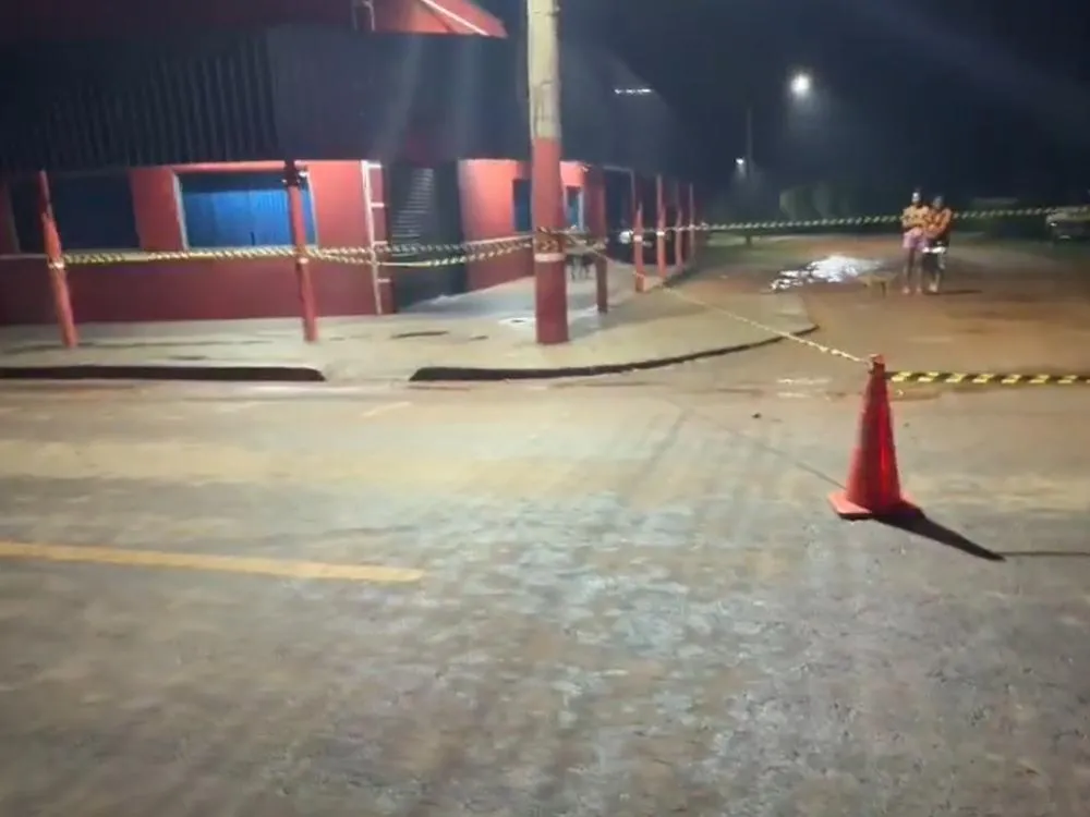 Esquina da Rua Márcia Valéria de Freitas, região do bairro Santa Teresa, foi isolada com fita zebrada após a retirada da vítima baleada. (Foto: Jardim MS News)